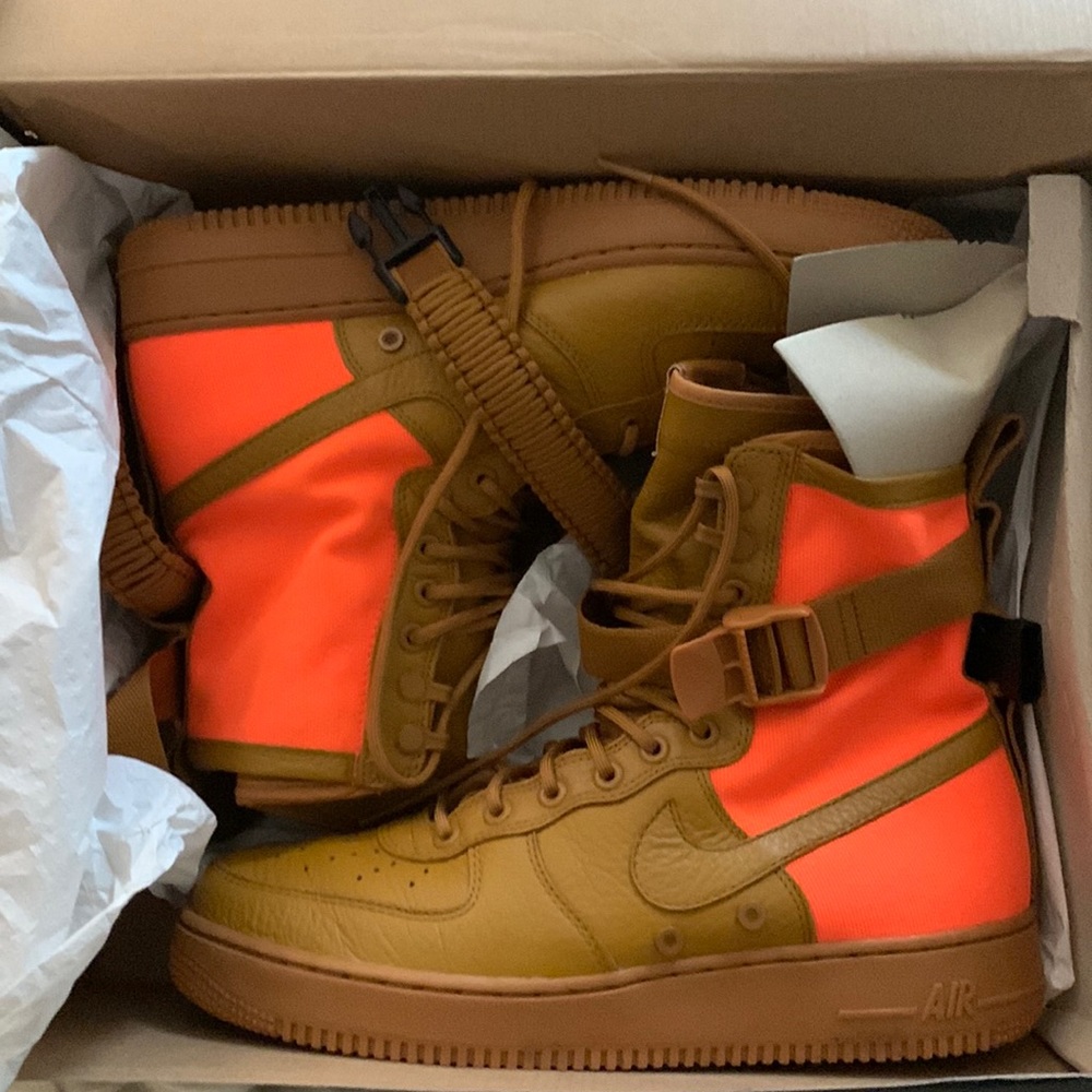 Like NEW Nike SF AF1 QS